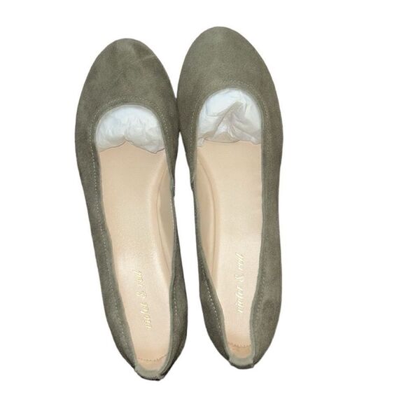 Violet & Red Ballet Flat Green Suede Leather
Shoes(Size 8.5M) - Picture 3 of 9